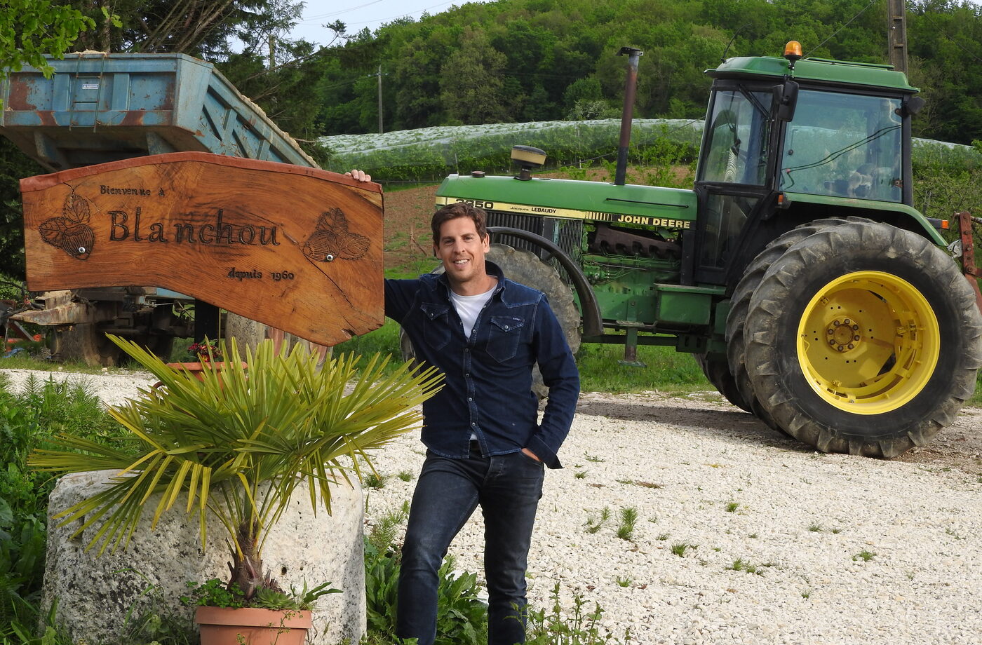 Wide view of Martinet Farm and its cultivated rows.